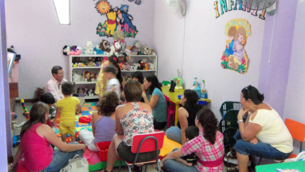 Juego de grupo, actividad de Arco Iris de Lectura, Biblioteca Pública de Atenas
